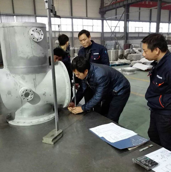 客戶(hù)對(duì)GIS殼體加工尺寸進(jìn)行檢測(cè)。